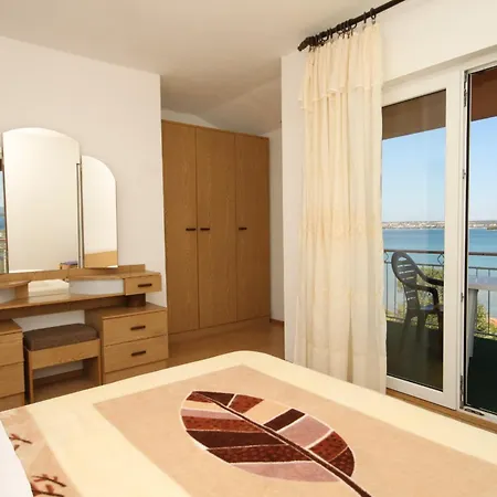 And By The Sea Tkon, Pasman - 8377 Ткон