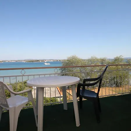 بيت ضيافة And By The Sea Tkon, Pasman - 8377 تكون